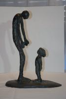 L'homme et l'enfant (bronze - 47x15x35).